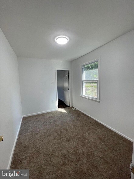 Building Photo - 711 E Maple Ave