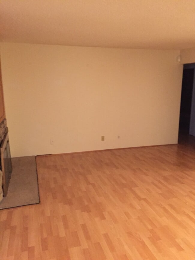 Building Photo - "Charming 1-Bedroom Condo Retreat with Fireplace and Washer and Dryer in Aurora's Apple Tree East...