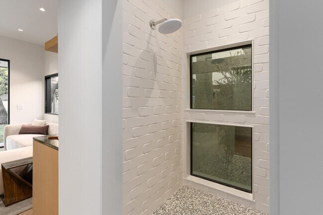 Building Photo - 5311 E Mitchell Dr