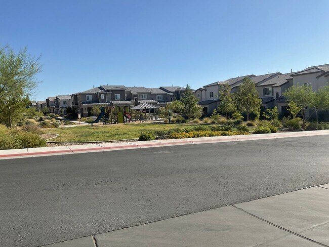 Building Photo - 3-bedroom townhome, 2cg, gated community