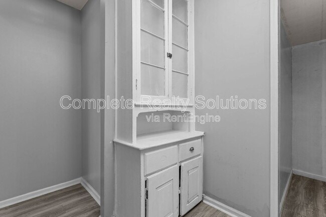 Building Photo - 5866 Etzel Ave