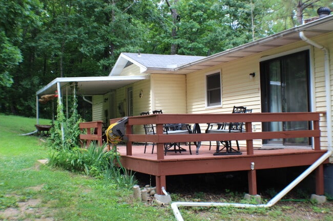 Building Photo - 905 Honeysuckle Ave