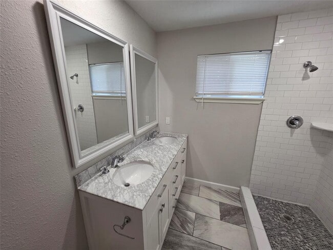 Building Photo - 5026 Birchmont Dr