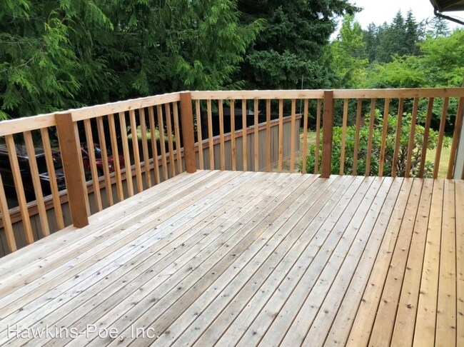 Building Photo - 3 bed 2 bath Duplex Great Yard!