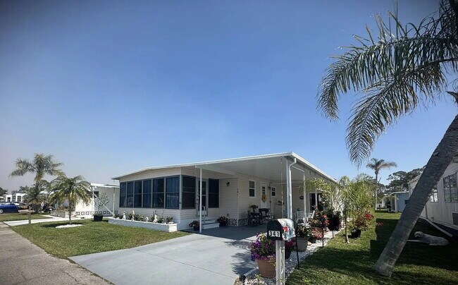 Building Photo - "Charming 2-Bed, 2-Bath Retreat in Nokomis!"