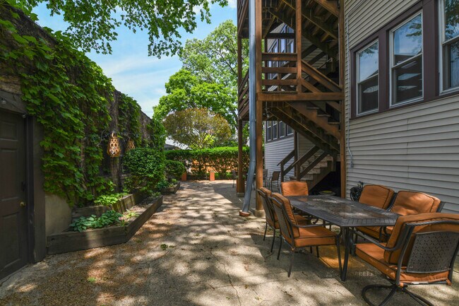 Building Photo - 3312 N Oakley Ave