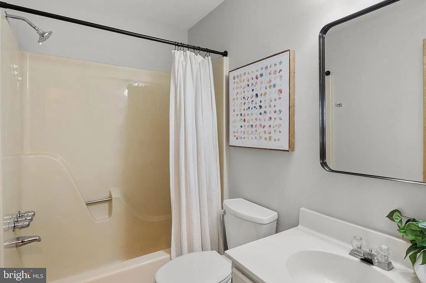 upstairs full bath - 5005 Apache St