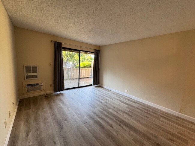 Building Photo - 1 bedroom end unit-New plank flooring thro...