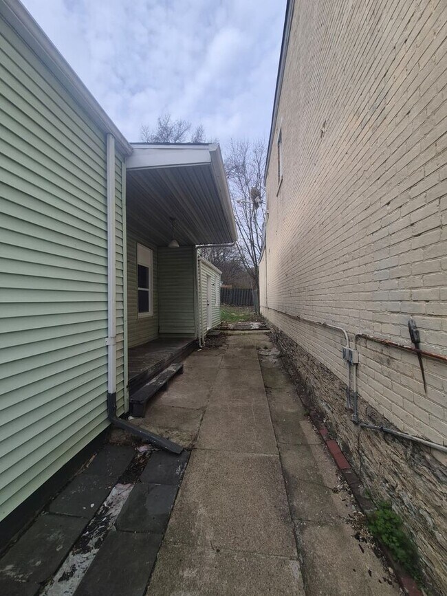 Building Photo - Charming 2-Bedroom Home with Fenced Yard in Covington!