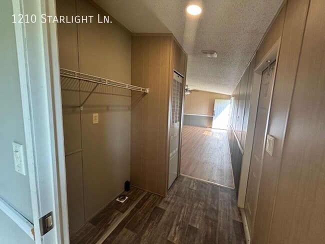 Building Photo - 1210 NW Starlight Cir