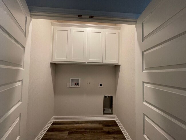 Building Photo - AVAILABLE NOW - 3 BEDROOM 2 BATH DUPLEX IN CLEBURNE