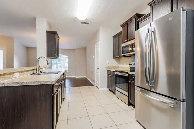 Building Photo - 13307 Tamarack Blvd