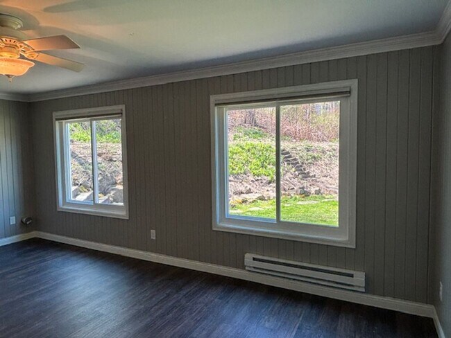 Building Photo - Available NOW! Gorgeous 3BR/2 BA Unit in Hastings!