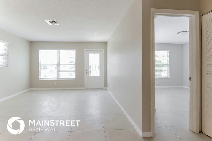 Building Photo - 3299 SE Garden St