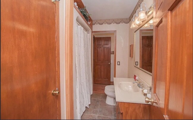 Building Photo - "Charming 2-Bed Home with Spacious 1700 Sq Ft Layout, FENCED yard!"