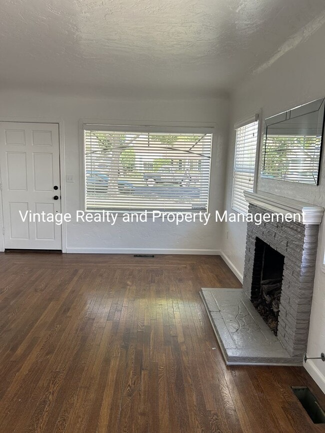 Building Photo - Updated 2 Bedroom Classic Home That's Ready To Go!!!