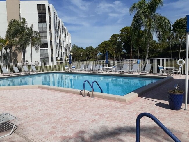 Building Photo - 6562 Boca Del Mar Dr