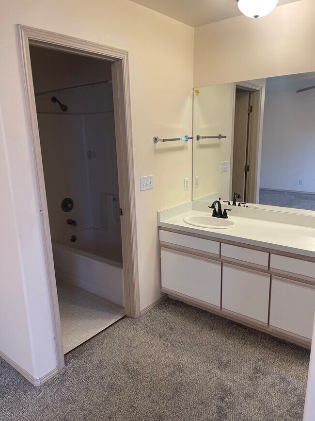 Building Photo - 124 Lambert Ct