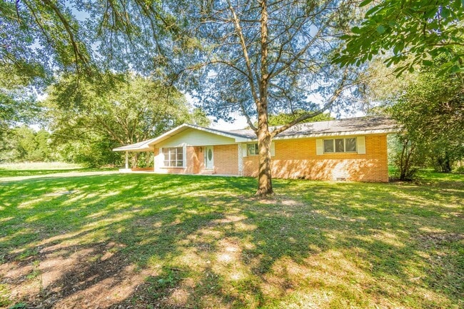 Building Photo - Large 4Bed/2Bath House on Beautiful Lot