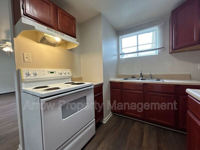 Building Photo - 609 W 14th St