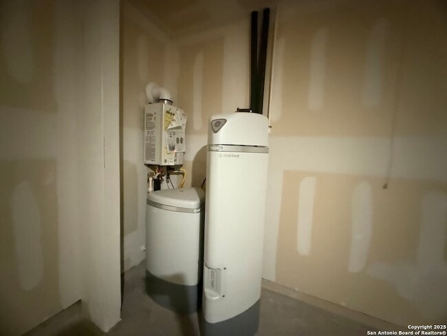 Building Photo - 9011 Little Hoss