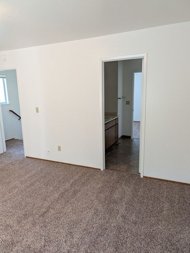 Building Photo - Great Townhouse in Anderson