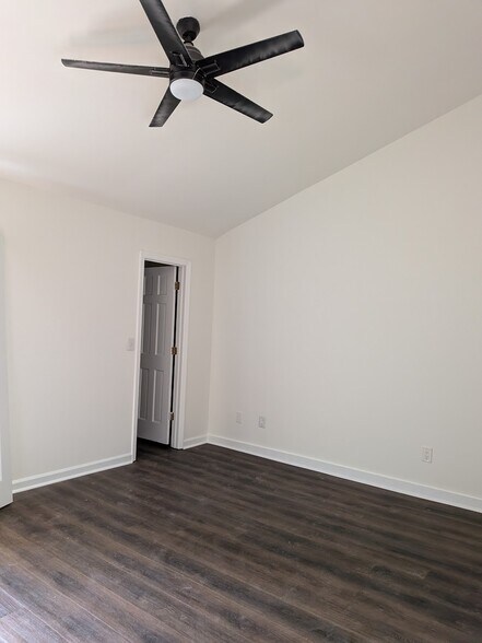 ensuite back bedroom - 2187 Spring Walk Ct