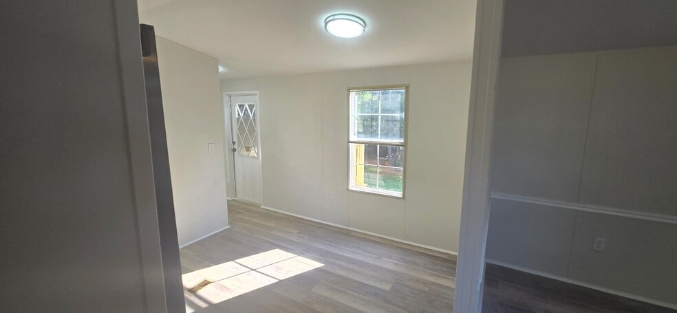 Building Photo - 968 Cy Cir