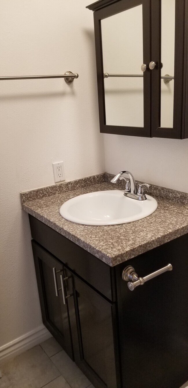 Building Photo - 1001 Pine Ave