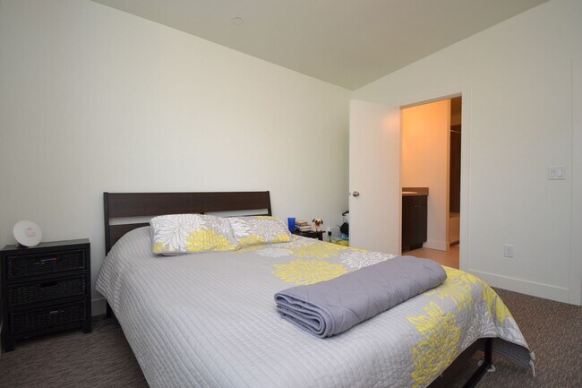 Building Photo - Modern 3 Bedroom 3 Full Bathroom Townhome in Midvale!!!