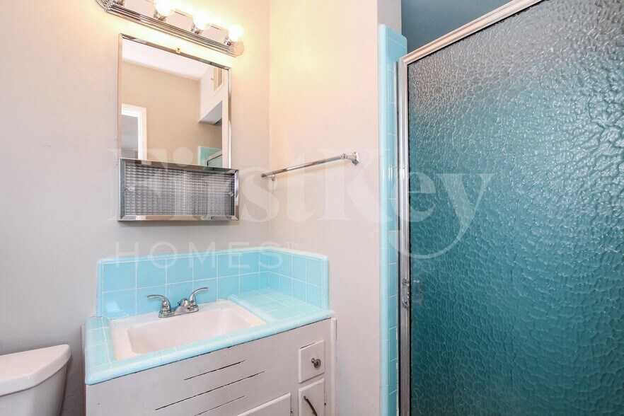 Building Photo - 2311 W Maryland Ave