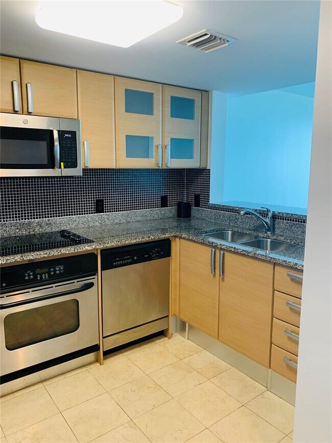 Building Photo - 2101 Brickell Ave