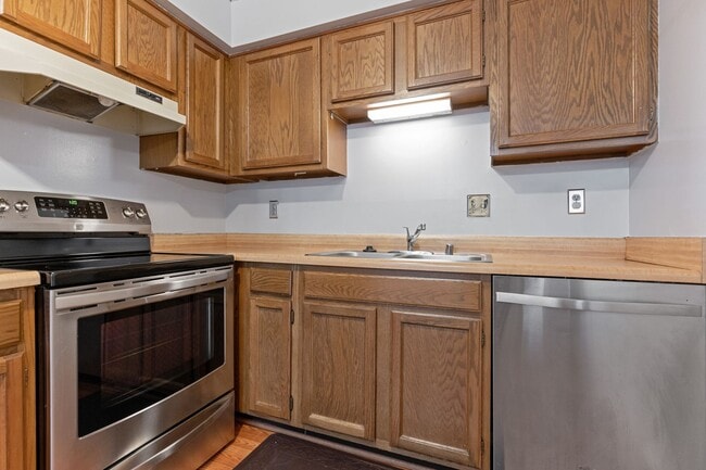 Building Photo - Stunning Silver Spring End Unit TH