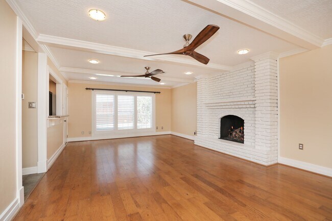 Building Photo - 722 Crossroads Dr