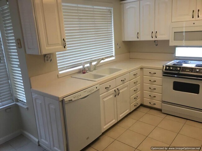 Building Photo - 530 W Alluvial Ave