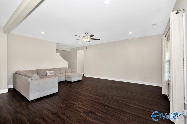 Building Photo - 141 Slade Thomas Dr