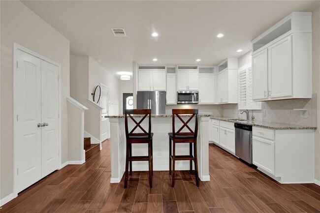 Building Photo - 3310 Pine Chase Dr