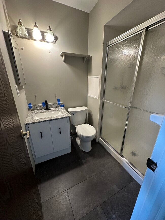 Master bathroom - 887 Williams Pl