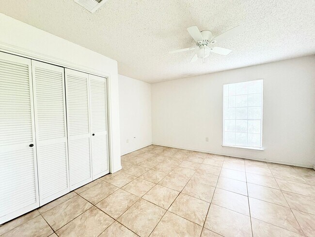 Building Photo - 1147/1149 Willow Creek Dr