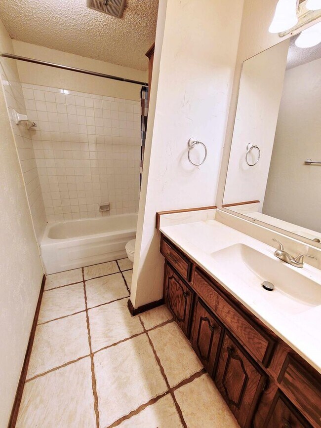 Building Photo - Spacious Living in a Prime Yukon Location