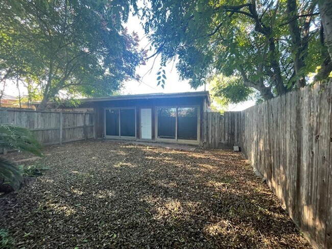 Building Photo - Charming Vintage Duplex