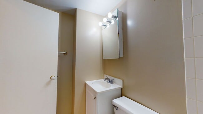 Building Photo - Dupont East Studio Apartment W/Private Roo...