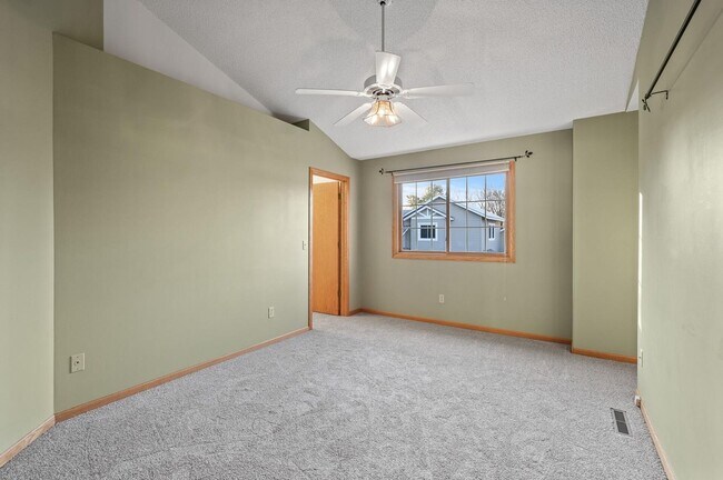 Building Photo - rare woodbury upgraded 3 bedroom end unit townhouse!! One level living!