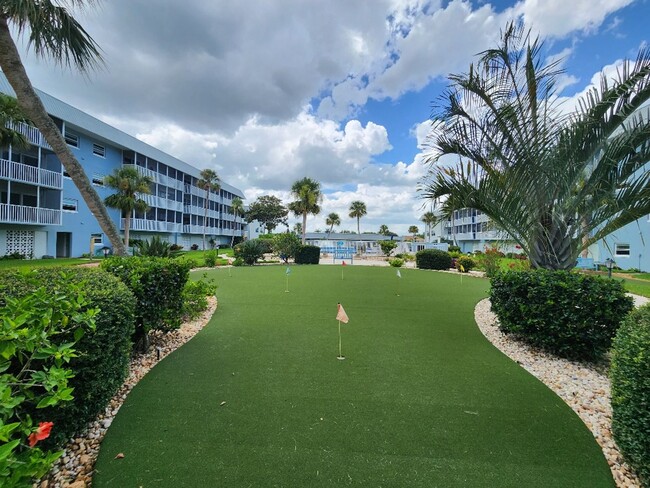 Building Photo - Beachside retreat!!