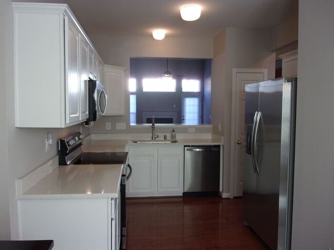 Building Photo - Spacious 3 Bedroom 2 1/2 Bath Townhome in ...