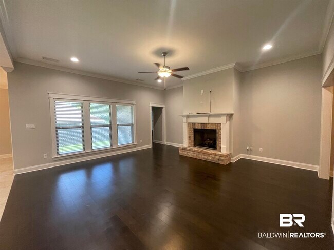 Building Photo - 253 Hawthorne Cir