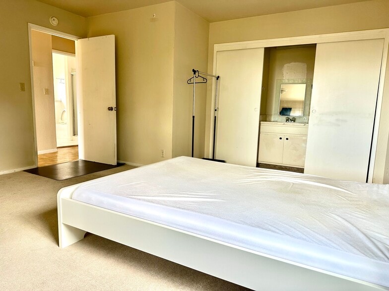 Building Photo - 733 Balra Dr