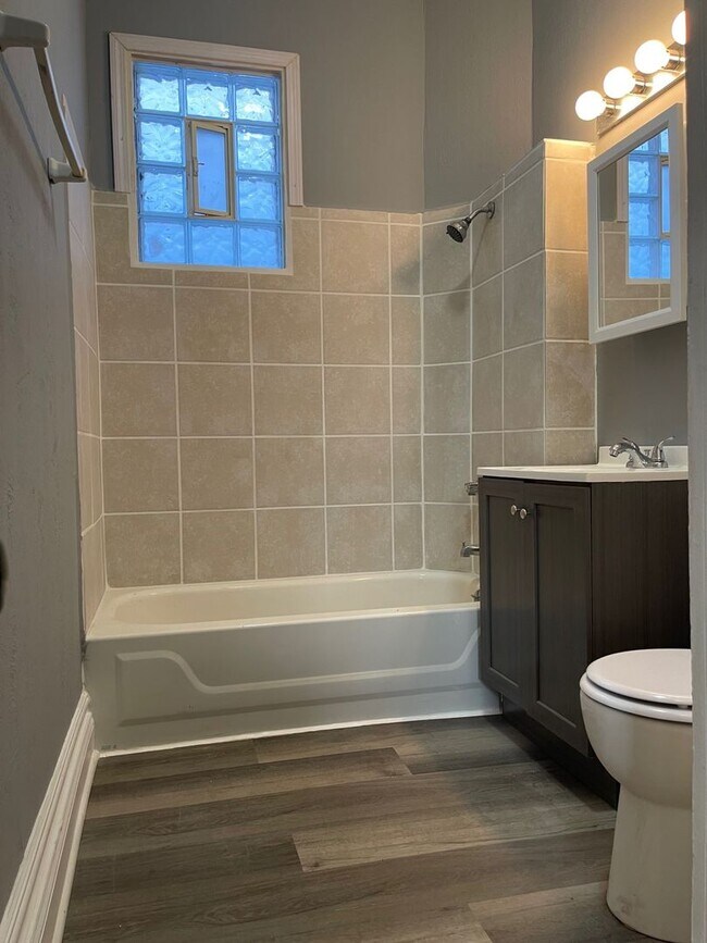 Building Photo - Cozy Renovated 2 Bed in South Omaha!