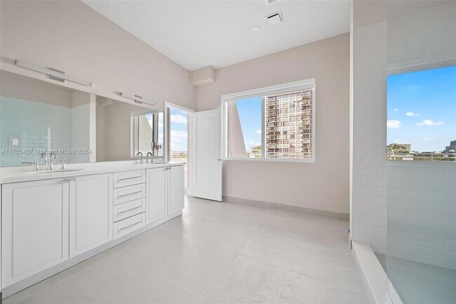 Building Photo - 555 NE 34th St