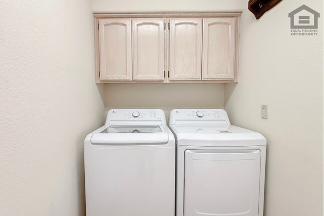 Building Photo - 3Bed/2Bath Furnished Home w/Stunning Backyard! Ready for Immediate Move-In! – POOL!